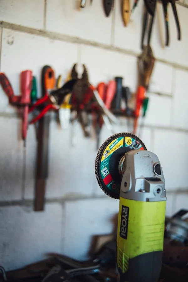Tendances bricolage 2026 : outils intelligents et éco-responsables